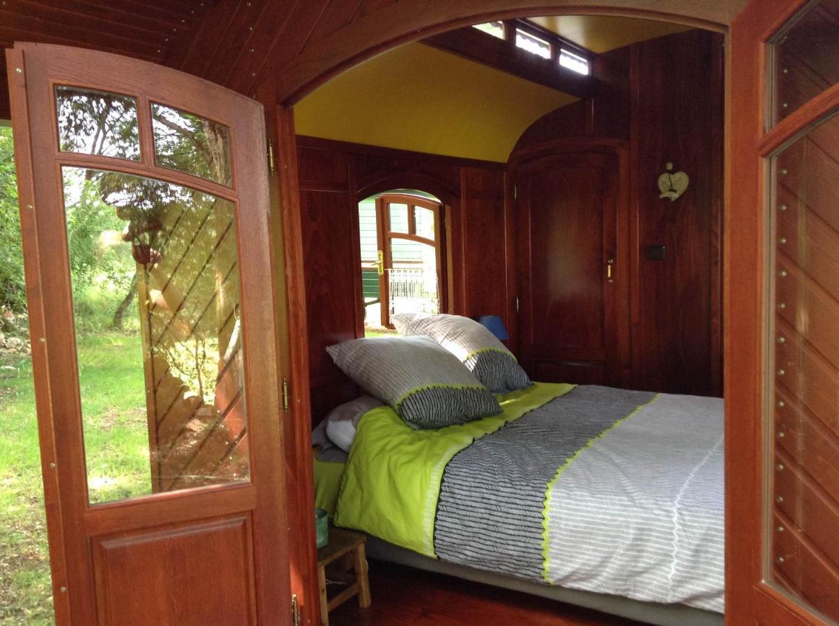Les Roulottes Du Lot Bed and Breakfast Gramat Exteriör bild