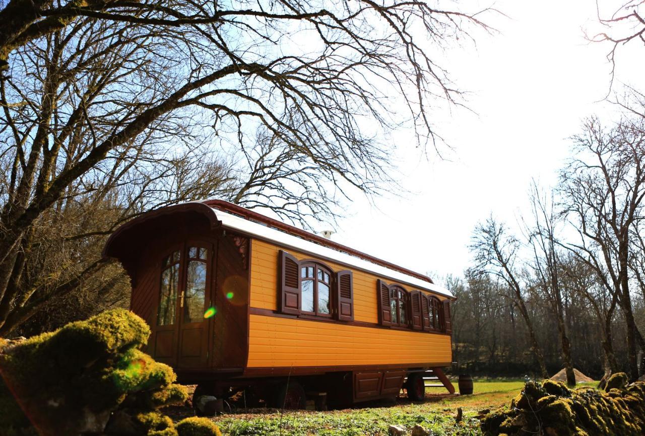 Les Roulottes Du Lot Bed and Breakfast Gramat Exteriör bild
