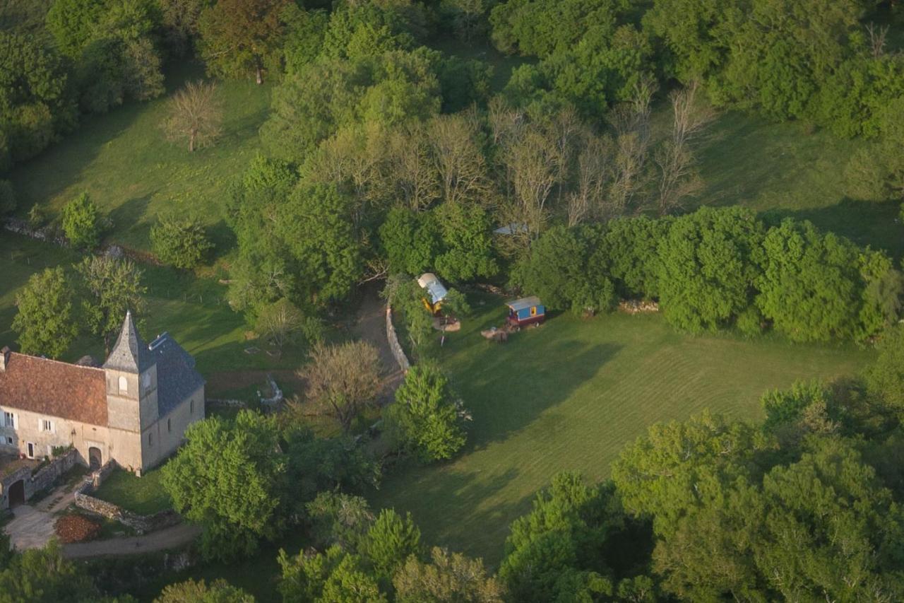 Les Roulottes Du Lot Bed and Breakfast Gramat Exteriör bild
