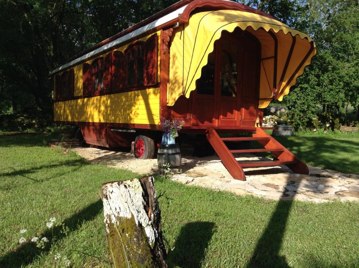 Les Roulottes Du Lot Bed and Breakfast Gramat Exteriör bild