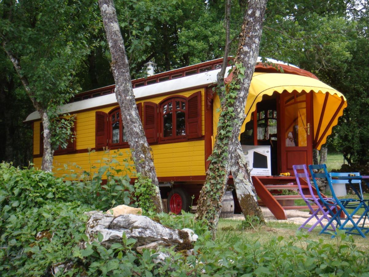 Les Roulottes Du Lot Bed and Breakfast Gramat Exteriör bild